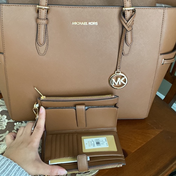 Michael Kors LG brown tote bag & wallet - Picture 2 of 7